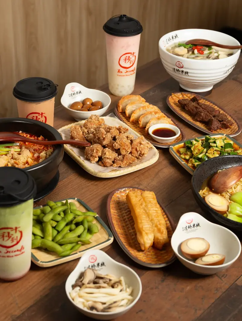 Steaming Yunnan rice noodles with fresh toppings